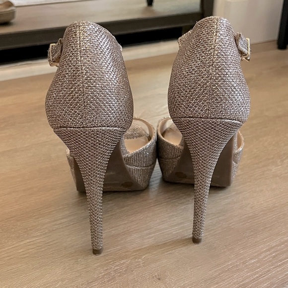 Jessica Simpson Bansi platform gold heels - Picture 5 of 9